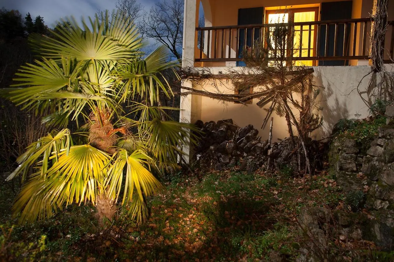 Villa Domaine Liberté avec prairie et forêt au bord d'une rivière en Ardèche Silhac