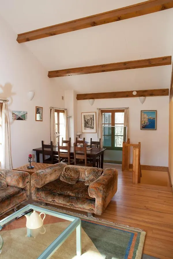 Villa Domaine Liberté avec prairie et forêt au bord d'une rivière en Ardèche Silhac